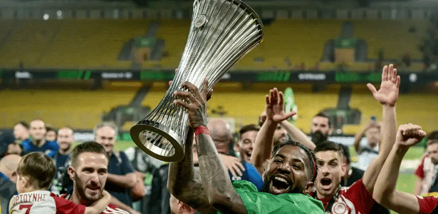 Santos tem acordo verbal por Rodinei e aguarda liberação do Olympiacos