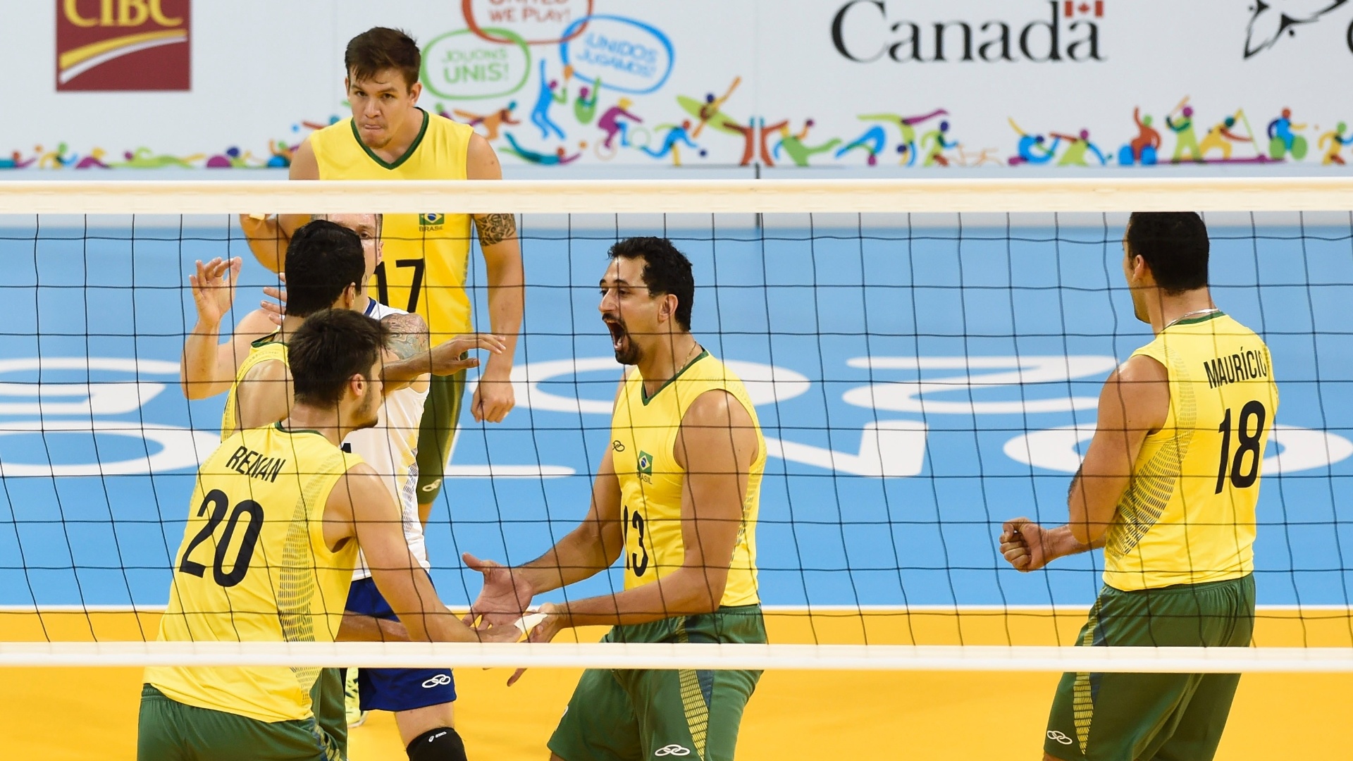 Seleção brasileira comemora ponto conquistado sobre Cuba no vôlei masculino