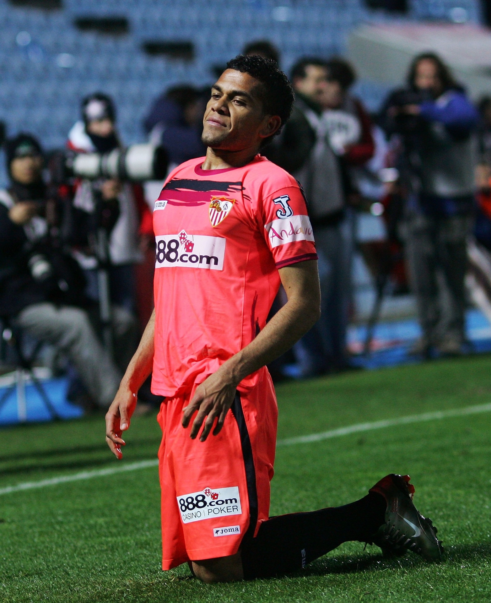 Daniel Alves disputou 246 jogos pelo Sevilla, em cinco temporadas, com 16 gols marcados e cinco títulos conquistados - Denis Doyle/Getty Images