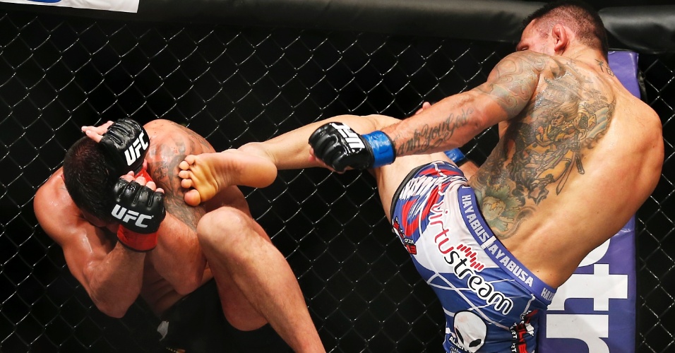 15.mar - Brasileiro peso leve do UFC, Rafael dos Anjos dispara chute contra Anthony Pettis. Azarão no combate, venceu por decisão unânime e se tornou campeão da divisão