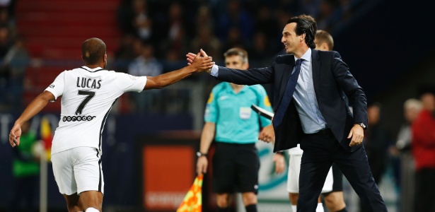 Lucas Moura cumprimenta Unai Emery em jogo do Paris Saint-Germain - Charly Triballeau/AFP