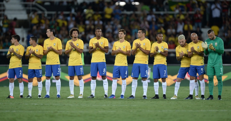Jogadores da seleção batem palmas em homenagens aos mortos em Medellín