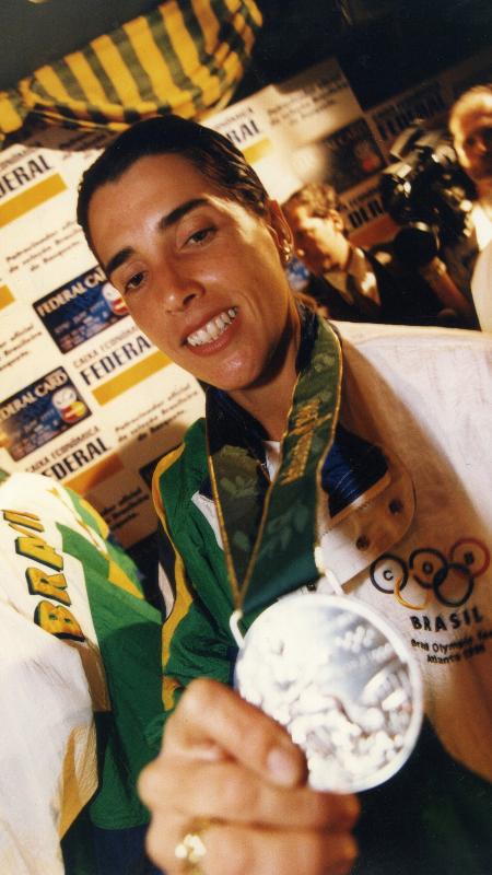 Magic Paula com a medalha de prata olímpica   - Fernando Cavalcanti/Folhapress