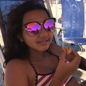 Giulia, filha do atacante Roger, do Botafogo, se diverte na praia - Arquivo pessoal - Arquivo pessoal