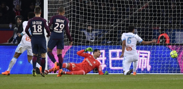 Rolando faz contra e amplia placar para o PSG contra o Olympique de Marselha - GERARD JULIEN/AFP - GERARD JULIEN/AFP