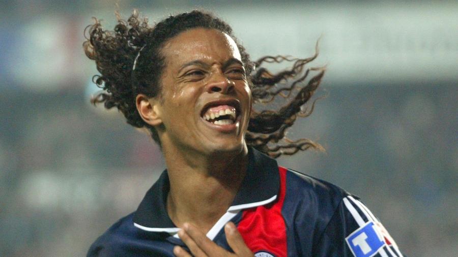 Ronaldinho pelo PSG em 2003 - JACQUES DEMARTHON/AFP