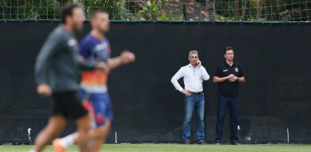 Alexandre Campello e Alexandre Faria (diretor-executivo) observam treino do Vasco - Rafael Ribeiro / Flickr do Vasco