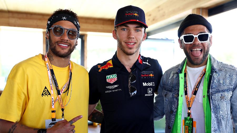 Neymar, Pierre Gasly (Red Bull) e Daniel Alves antes do Grande Prêmio da Espanha - Mark Thompson/Getty Images