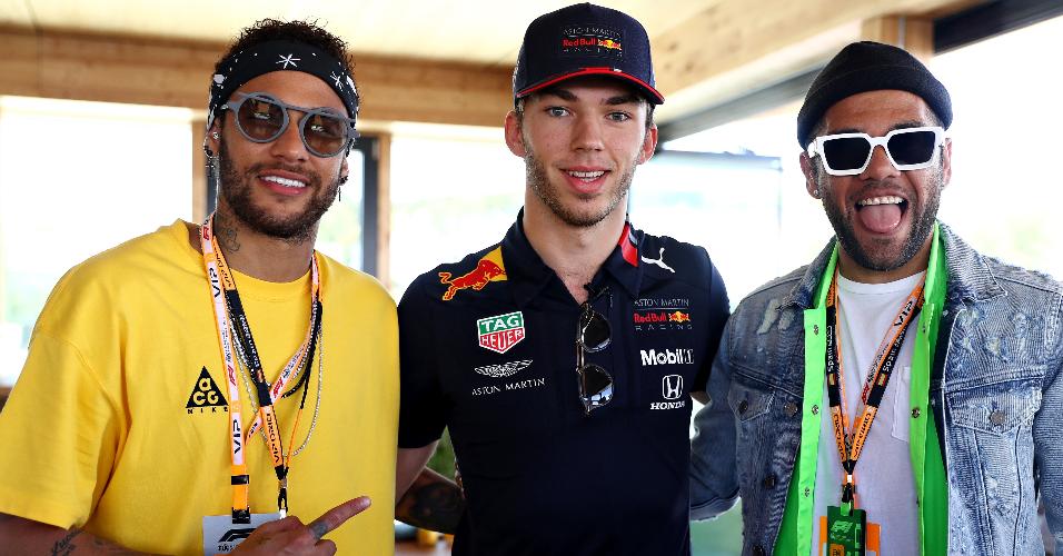 Neymar, Pierre Gasly (Red Bull) e Daniel Alves durante o Grande Prêmio da Espanha