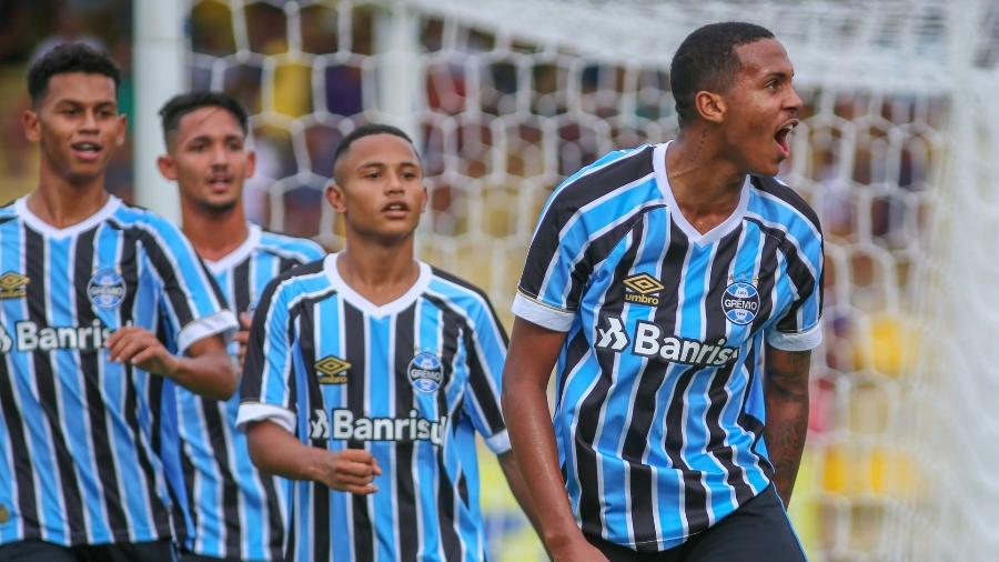 Da Silva, centroavante da base do Grêmio, deve ser promovido ao grupo principal - Divulgação/Grêmio FBPA