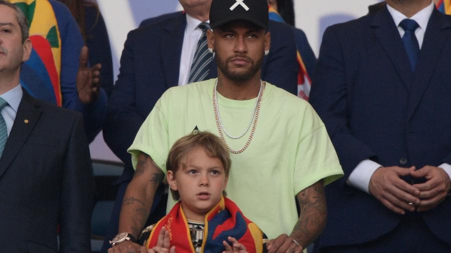 Neymar com o filho Davi Lucca, na final da Copa América - Juan MABROMATA / AFP
