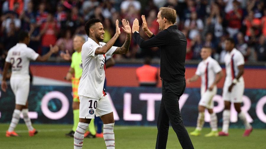 Neymar e Tuchel se cumprimentam após vitória do PSG contra o Strasbourg - Martin BUREAU / AFP