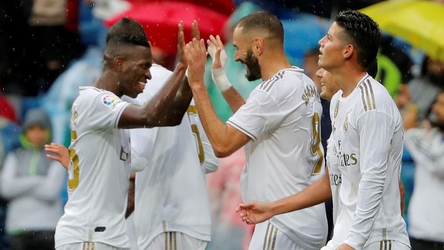 Vinicius Júnior e Benzema comemoram o 2° gol do Real Madrid na partida contra o Levante - SUSANA VERA / REUTERS