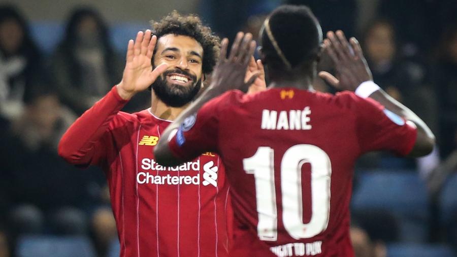 Mohamed Salah comemora seu gol com Mané na vitória do Liverpool contra Genk - François WALSCHAERTS / AFP