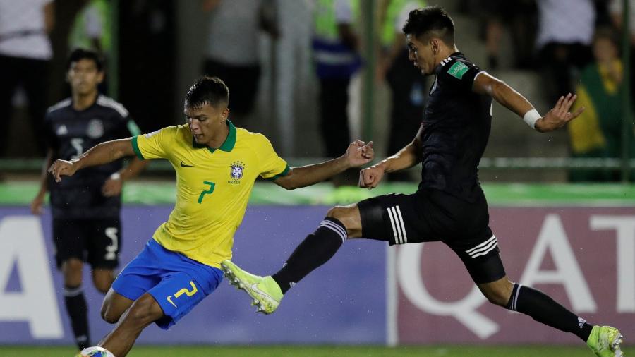 Gabriel Veron, do Brasil, e Alejandro Gomez, do México, durante final da Copa do Mundo sub-17 - REUTERS/Ueslei Marcelino