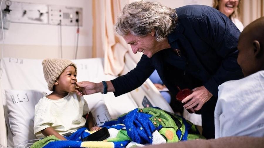 Jorge Jesus visita crianças com câncer - Reprodução/Instagram/Su Florentino Studio