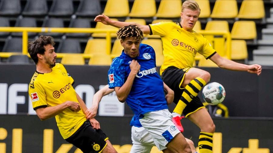 Todibo esteve em campo na derrota do Schalke para o Borussia Dortmund - Reprodução/Twitter/Borussia Dortmund