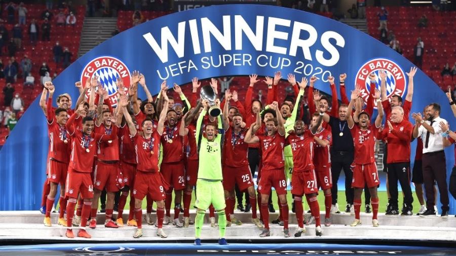 Manuel Neuer ergue taça da Supercopa da Europa 2020 conquistada pelo Bayern de Munique - Tullio Puglia - UEFA/UEFA via Getty Images