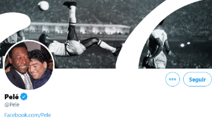Pelé trocou foto de perfil no Twitter por imagem abraçado a Maradona - Reprodução