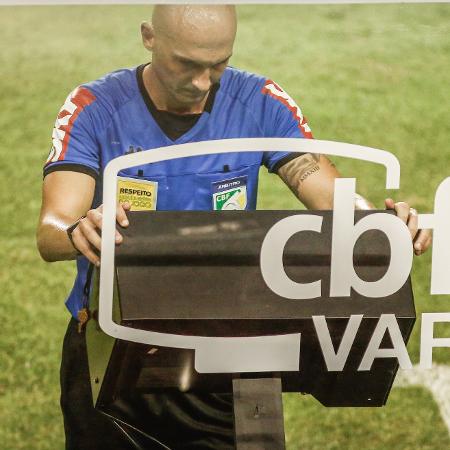 Árbitro Dyorginies Jose Padovan foi ao VAR para analisar pênalti para o Sport - Paulo Paiva/AGIF
