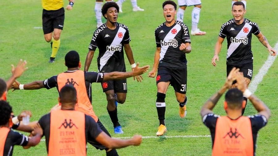 Marquinhos Gabriel e Talles Magno comemoram gol do Vasco no empate com a Caldense - WAGNER SIDNEY SILVA/FUTURA PRESS/FUTURA PRESS/ESTADÃO CONTEÚDO