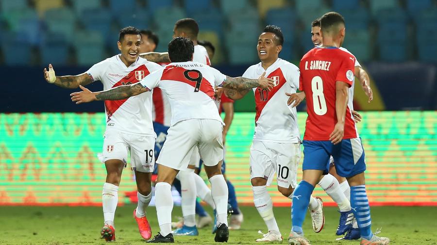 Peru comemora gol de Lapadula contra o Paraguai pela Copa América - Alexandre Schneider/Getty Images