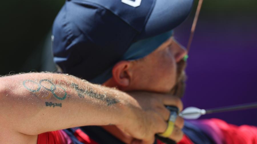 Tatuagem dos aros olímpicos de Brady Ellison (EUA), do tiro com arco - Justin Setterfield/Getty Images