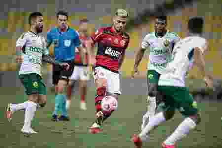 Andreas Pereira é cercado por jogadores do Cuiabá durante jogo do Flamengo - Jorge Rodrigues/AGIF - Jorge Rodrigues/AGIF
