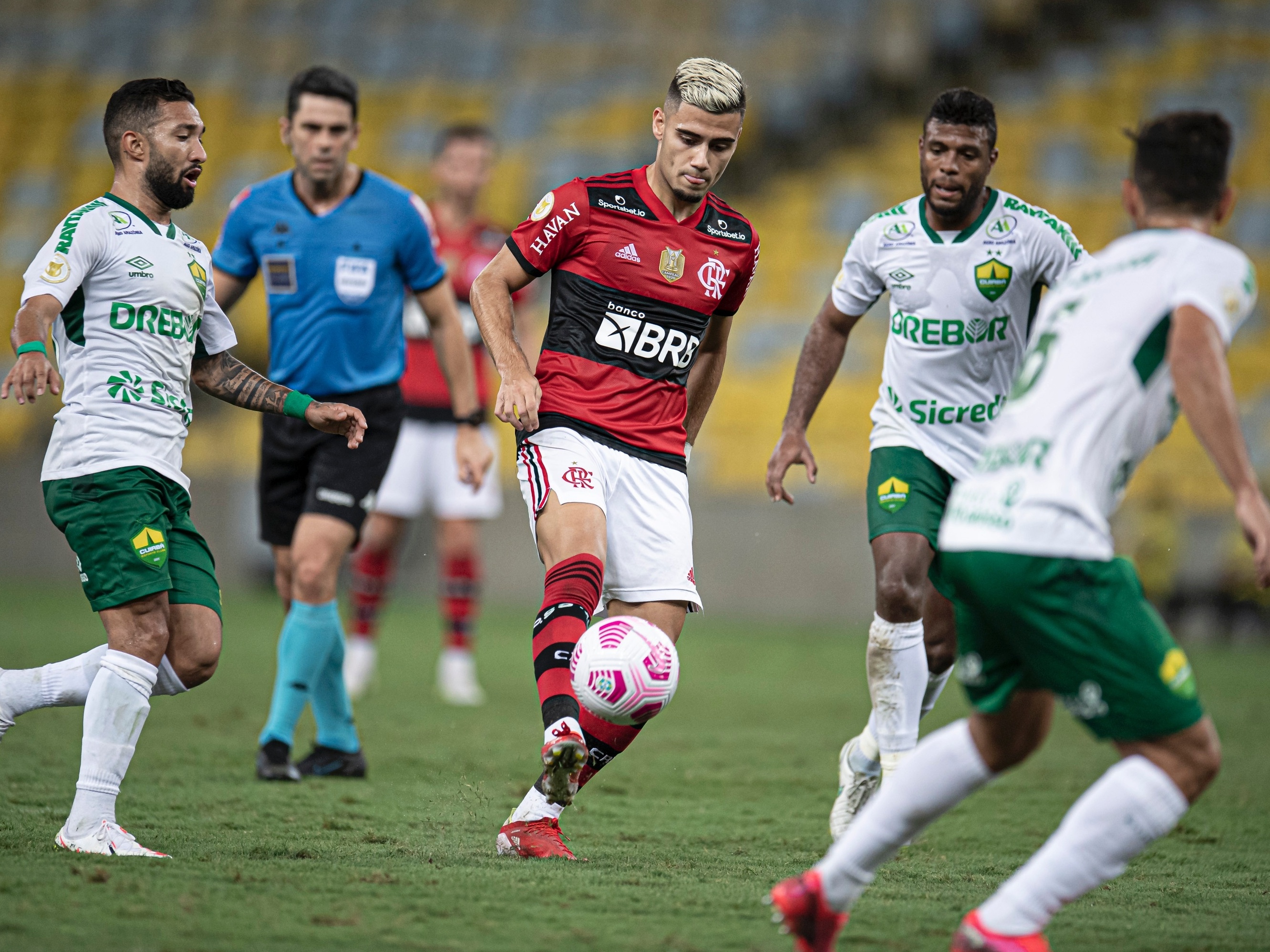 Empate entre Flamengo e Cuiabá foi marcado por lances polêmicos da