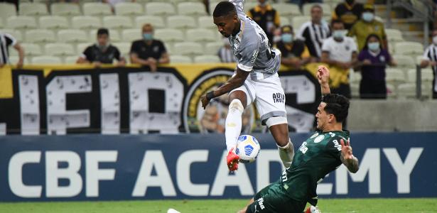 Gabriel Santos, jogador do Ceará, disputa lance com Gustavo Gómez, jogador do Palmeiras, durante partida