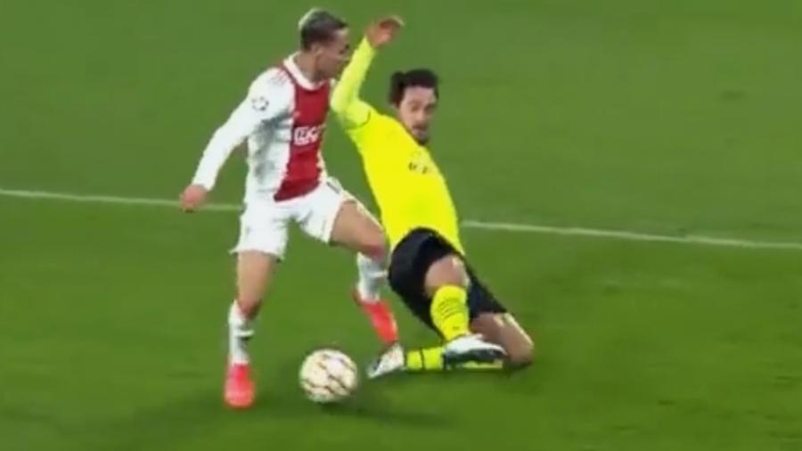 Antony, do Ajax, caiu após carrinho do zagueiro Hummels, do Borussia; alemão foi expulso pela entrada no brasileiro - Reprodução/Twitter