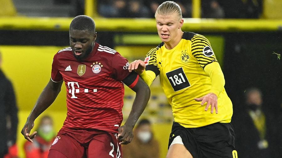Haaland e Upamecano disputam a bola durante Bayern de Munique x Borussia Dortmund, pelo Campeonato Alemão -  Ina Fassbender / AFP