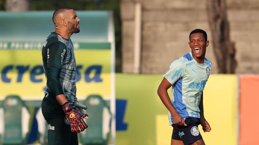 O goleiro Weverton e o jogador Danilo, do Palmeiras, durante treinamento na Academia de Futebol. - Cesar Greco/Palmeiras