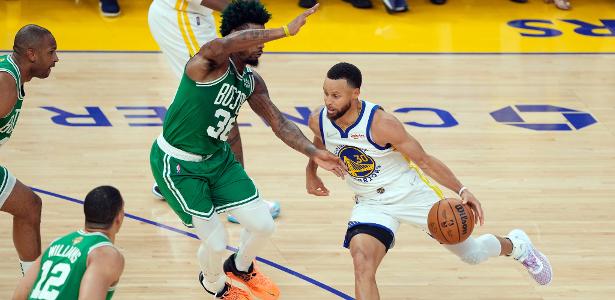 Stephen Curry, do Golden State Warriors, contra Marcus Smart, do Boston Celtics, em jogo 1 das finais de NBA