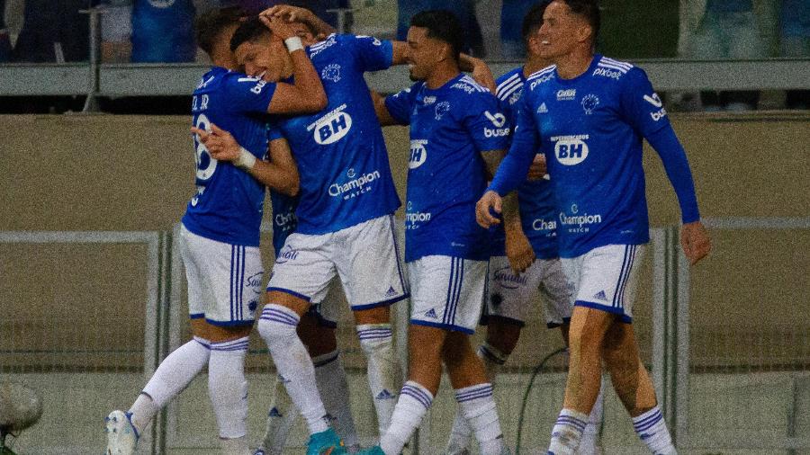 Jogadores do Cruzeiro comemoram gol de Luvanor em jogo contra o Vila Nova pela Série B do Brasileirão -  Fernando Moreno/AGIF