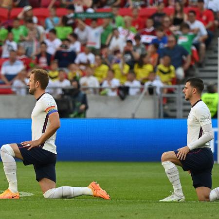 Harry Kane e Mason Mount, da Inglaterra, ajoelhados antes de partida contra a Hungria, em junho deste ano. - ATTILA KISBENEDEK/AFP