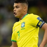 Thiago Silva conduz a bola durante o jogo entre Brasil e Croácia, pelas quartas de final da Copa 2022 - undefined