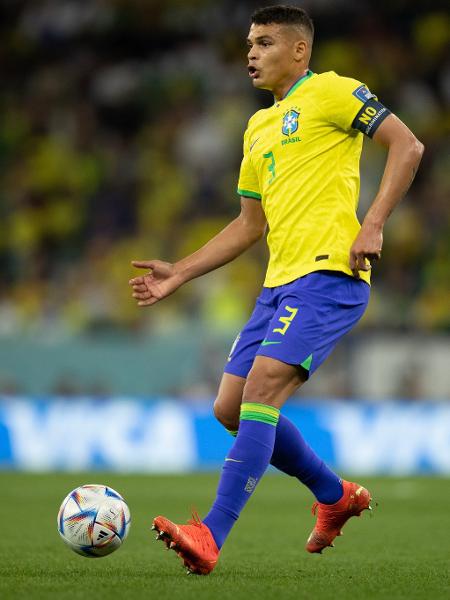 Thiago Silva conduz a bola durante o jogo entre Brasil e Croácia, pelas quartas de final da Copa 2022 - Lucas Figueiredo/CBF