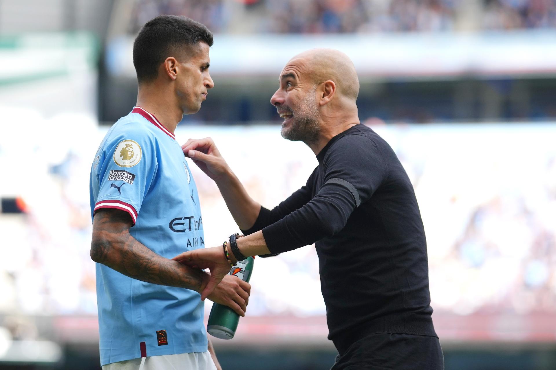 Manchester City: Pep Guardiola e João Cancelo (Foto: Tom Flathers/Manchester City FC)