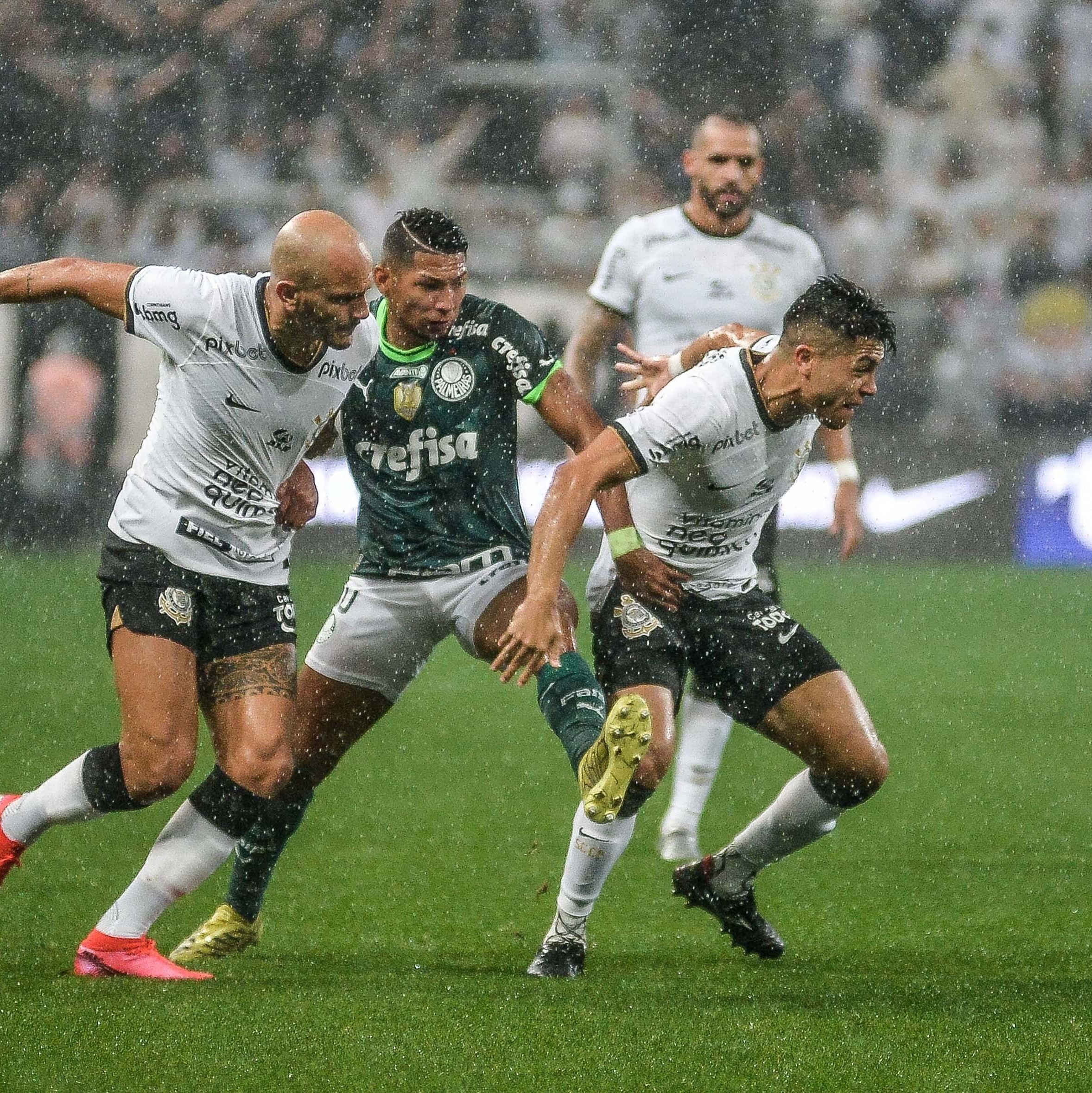 Com reviravoltas, Corinthians e Palmeiras empatam em jogo de