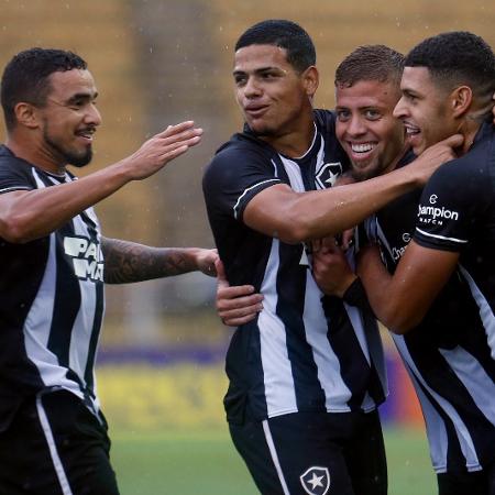 Jogadores do Botafogo comemoram gol contra o Audax, pela Taça Rio - Vítor Silva/ BFR
