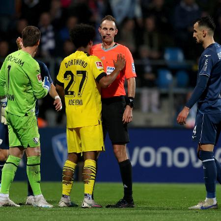 Karim Adeyemi, do Borussia Dortmund, reclama com o árbitro Sascha Stegemann durante jogo contra o Bochum, pela Bundesliga - Karim Adeyemi 