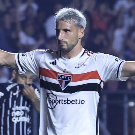 Calleri celebra gol do São Paulo sobre o Corinthians em confronto do Campeonato Brasileiro