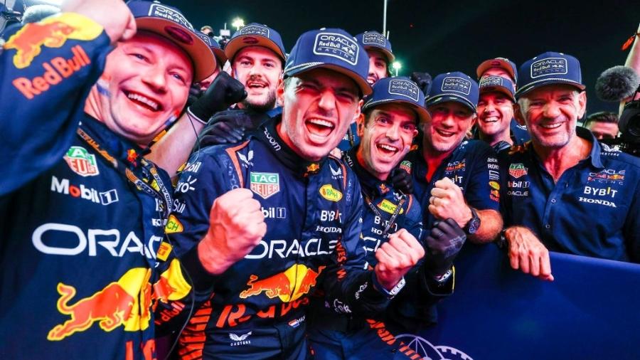 Max Verstappen celebra com time da Red Bull durante corrida sprint do GP do Qatar de Fórmula 1