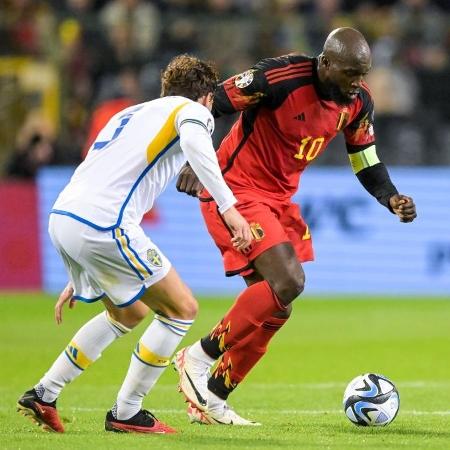 Lukaku, da Bélgica, disputa com Lindelof, da Suécia, durante jogo das Eliminatórias da Euro