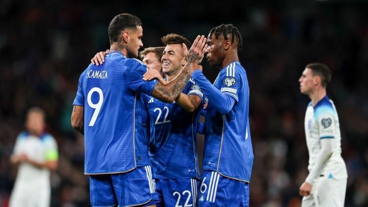 Scamacca celebra gol pela Itália contra a Inglaterra durante Eliminatórias da Euro