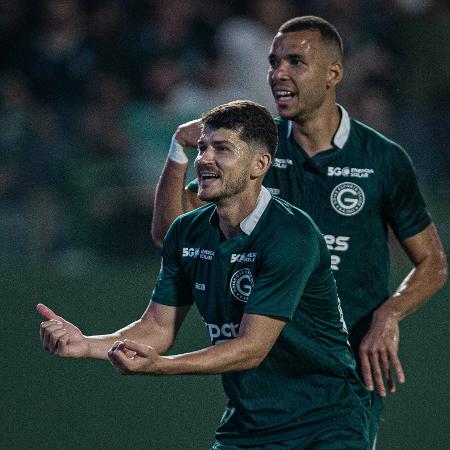 Hugo celebra gol do Goiás sobre o São Paulo em partida do Campeonato Brasileiro