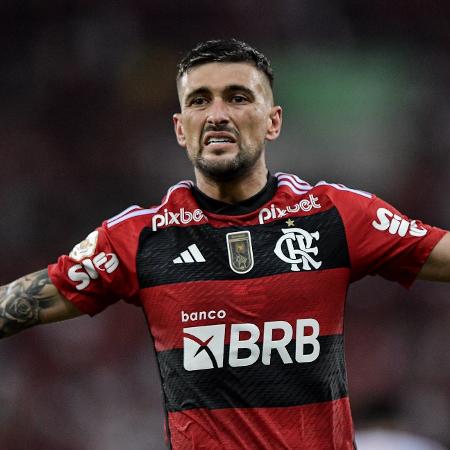 Arrascaeta, do Flamengo, comemora seu gol contra o Red Bull Bragantino, pelo Brasileirão