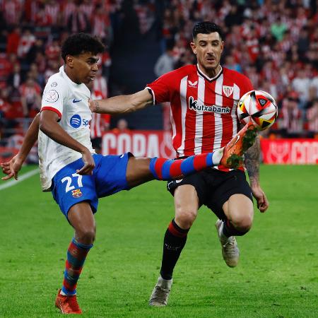 Lamine Yamal, do Barcelona disputa com Yuri Berchiche, do Athletic Club