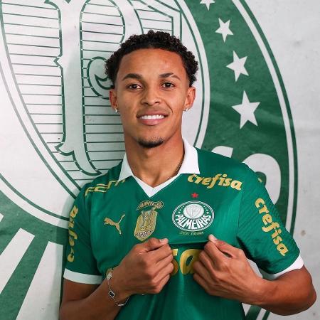 Lázaro posa com a camisa do Palmeiras em anúncio oficial